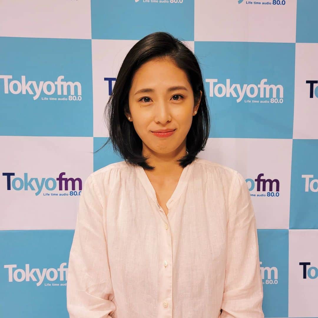 本仮屋リイナのインスタグラム：「生放送終わった直後、半泣き😢 戦に敗れた感が溢れていますね。  ２枚目は、放送前のやる気に満ちたわたしと温かく迎えてくださるユージさん✨  この２枚の差よ。  今朝のワンモお聞きくださったみなさま、ありがとうございました😭✨  ６時、冒頭のわたしの大失態から現場がピリッとしまして。 ユージさん始め、スタッフの皆さんが全力サポートしてくださり、なんとか３時間走り切りました😢✨✨  リスナーの皆さまも驚くほど温かく、優しくて感謝しかありません😢💓 本当に。  明日に向けて、今日の放送を聞き直し、改善したいのですが、聴くのがめちゃめちゃ怖いです。海でサメに会うより全然怖いです。 でも、聴きますよ。(radikoで)  明日はもっとよくなる！  #明日は生まれ変わリイナ #ワンモ #tokyofm  #ユージ さん」