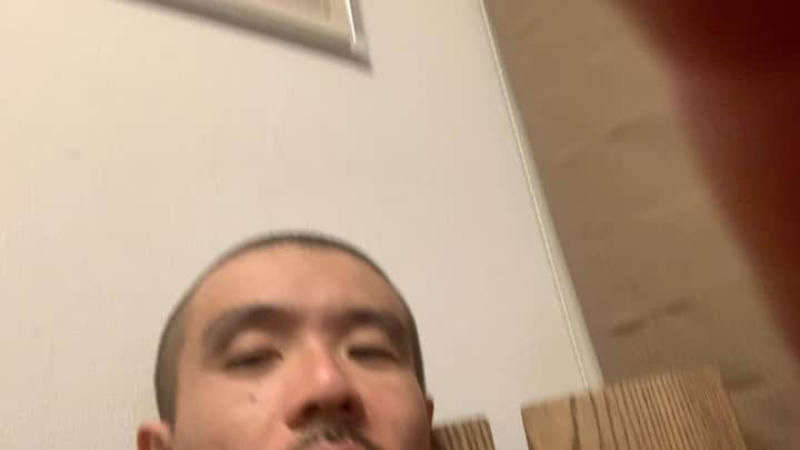 のインスタグラム：「先日音錬が6歳になりました！ 健康でいてくれる事が何よりです。 自分も親として成長していかなければといつも思います💪 お薬は喘息気味なので飲んでいますが、粉薬はまだ自分で飲めないので僕のお仕事です！笑  歯磨きは仕上げをやります👌  音錬のお仕事は玄関掃除と靴並べと洗濯物のタオルを畳んでくれています！ #音錬#6歳」