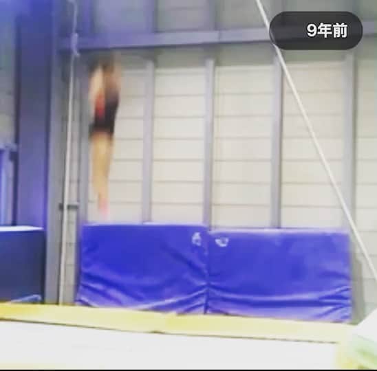 村上茉愛のインスタグラム：「.  高校卒業するまで教わっていた恩師から 懐かしい動画が送られてきました。 @oh_no_925   よく感覚練習でとにかくトランポリンたくさんやってたなぁ。今はやらなくなっちゃって逆に怖いけどこの時恐怖心とか全くなかったんだろうなぁ。  9年前だそうです🤨  最後のポーズまで注目✌️  #3回宙ハーフ #トランポリン #感覚練習 #小猿ってよく言われてました」