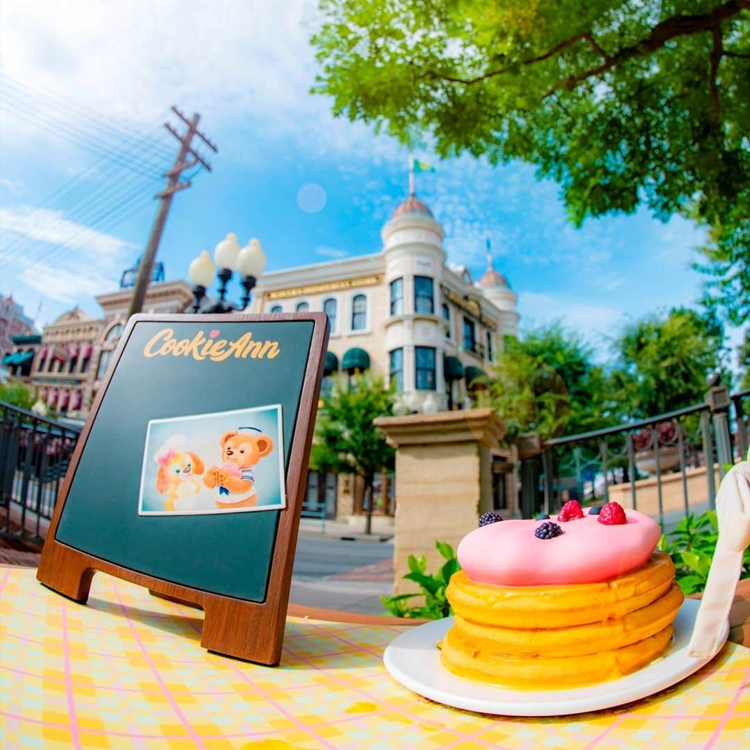 東京ディズニーリゾートさんのインスタグラム写真 - (東京ディズニーリゾートInstagram)「Hungry? Thought so… わたあめワッフル、食べてみる？🧇 #cookieann #duffy #duffyandfriends #waffle #cottoncandy #americanwaterfront #tokyodisneysea #tokyodisneyresort #クッキーアン #ダッフィー #ダッフィーアンドフレンズ #ワッフル #わたあめ #アメリカンウォーターフロント #東京ディズニーシー #東京ディズニーリゾート」9月16日 11時22分 - tokyodisneyresort_official