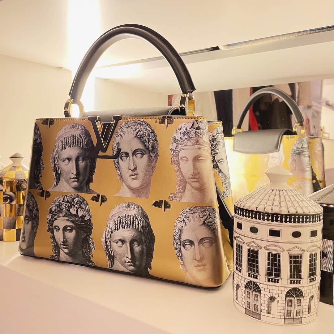 megbabyのインスタグラム：「家で見ても、外で見ても、 美しいBAG👜😌🏛  @fornasetti @louisvuitton」