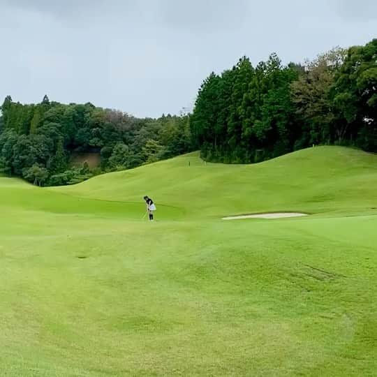 梶本成美のインスタグラム：「最近アプローチが得意気味🥺  そこでまたドヤ顔してた 見事にドヤ顔隠し撮り🤣！  #ゴルフ #ゴルフ女子  #アプローチ #ゴルフスイング」