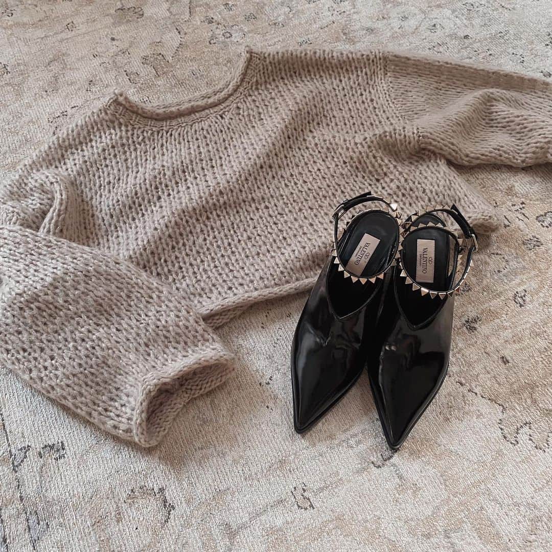 puinpiのインスタグラム：「BOOTEE  去年買ったブーティ♡ PUIからでるニットにピッタリだ🧶と 思い…おろしました☻   今年はブーティ、ブーツ欲しくなるね♡  お靴ってなんでこんなかわいいんだろか🥲♥️  #Pui #Puishop #valentino #靴好き #ブーティ」