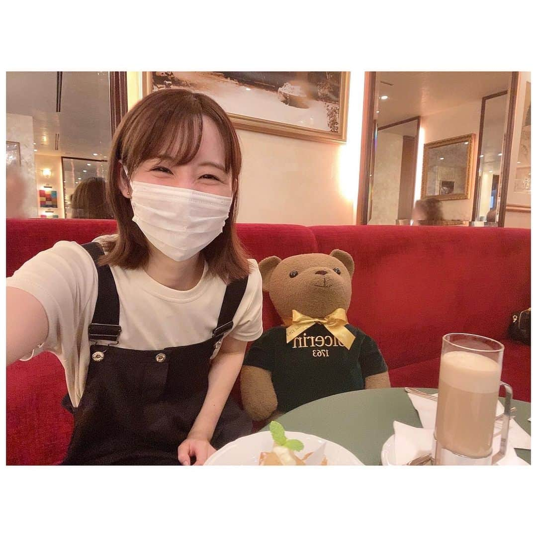 小池里奈さんのインスタグラム写真 - (小池里奈Instagram)「☕️🧸  先日久しぶりに母とお茶をしたのですが、 可愛いクマと相席だったので母に写真を頼んだら、何故かシャッター押せなくて(笑)  結局私が「ここがシャッター！」と自分で押しました…😂笑  なので、結果自撮りとなりました。笑  いつものことですが、全然インスタ映えな写真が撮れない😂 よく言えば、素ということで…☺️笑  #selfie  #happy  #teatime  #bear  #cafe」9月16日 12時26分 - koike_rina_93