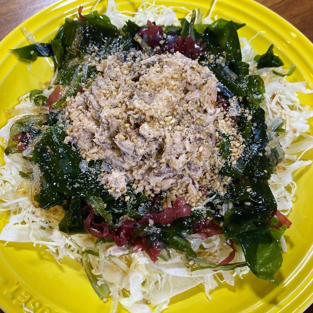 西山茉希さんのインスタグラム写真 - (西山茉希Instagram)「#西山食堂 #焼肉芝浦特選カレー曜日 @yakiniku_shibaura   なんでこんなにお肉がトロけてくれますのん。 いつ食べても美味しい。  #鯖マヨde海藻サラダ #コーンきゅうりバター #各自納豆 #各自トマト  多めに炊いたストック白米に、 吉野家レトルト混ぜ込んでおいて、 翌日の牛飯にしておくあるある。  #今夜はなんしよ #フォンデュろうか #🫕」9月16日 13時13分 - maki.nshiyama50