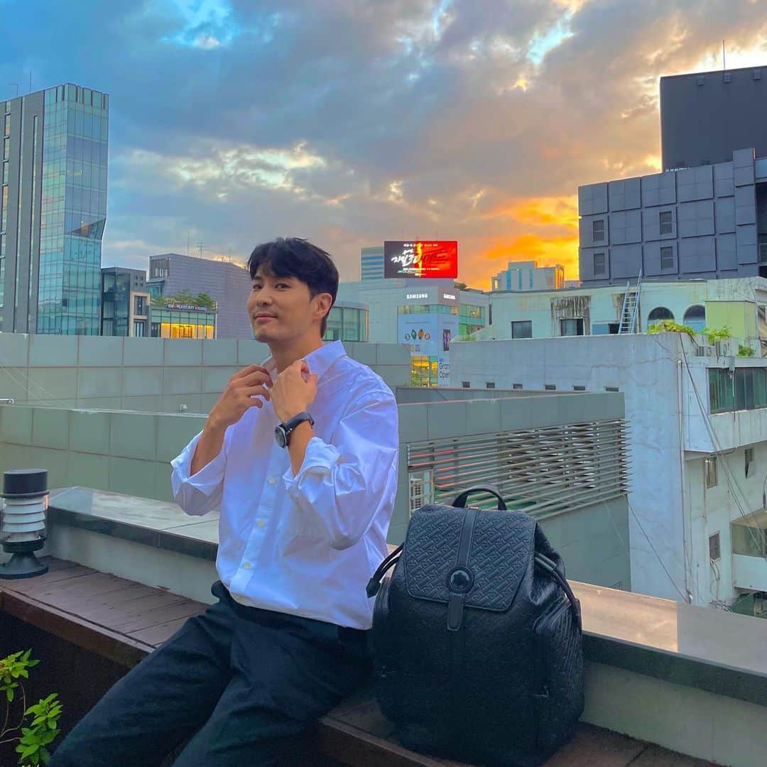 キム・ジソクのインスタグラム：「. #광고 #MontblancUltraBlack  #몽블랑울트라블랙#WhatMovesYouMakesYou @montblanc @montblanc_kor」