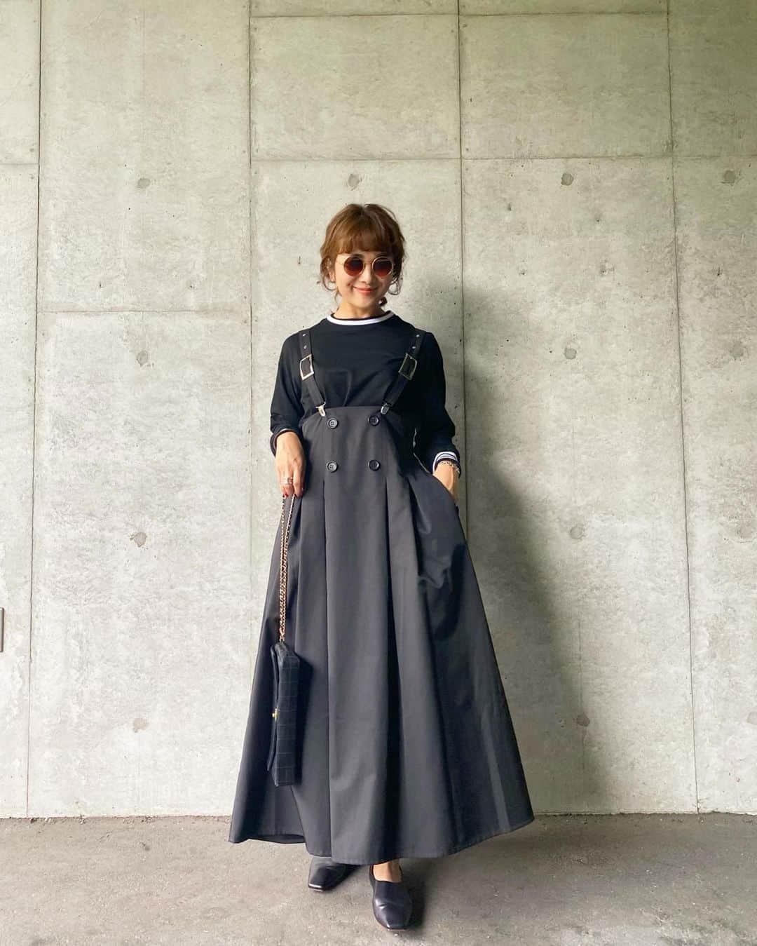 Mai Wakimizuのインスタグラム：「もう何回サンプルあげたかな、ってぐらいしつこく修正を重ねたジャンバースカート。子供っぽくならないよう、しっかりとした高級感ある生地に拘りました。ボリュームもたっぷり♡サスペンダーで3段階の調節がきくので(私で1番長くしてます)、小柄な方にもお勧めだし、スカートはゴムなので色んなスタイルの方に着て頂けます！インナーに合わせたのはボーダーカットソー。これ、地味に使えるやつ♡オラフワンピのインナーにしても可愛い＼(^o^)／ tops&dress:#linkable @linkable_official(伊勢丹先行発売予定) ------------------------------ 【popup shopのご案内】 日時:2021年9月22日(水)〜28日(火) (24日(金)はイベント開催につき終日休業) 場所:伊勢丹新宿店 本館1階 婦人雑貨／イセタンリーフ  ------------------------------」