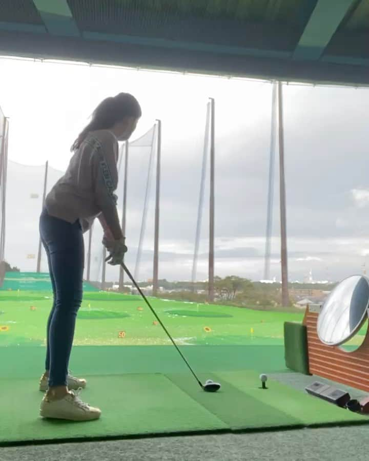 和田奈美佳のインスタグラム：「. ある日の打ちっぱなし⛳️ コンスタントに90台で 回れるよう日々コソ練しています😮  ユーティリティーは4番5番を 使用しています👍 飛距離は大体120〜130ヤード TaylormadeのM4お気に入りです👍  #taylormade  #golf #golfwear  #golfswing  #ゴルフ女子と繋がりたい  #ゴルフ女子  #ゴルフ実況  #和田奈美佳」