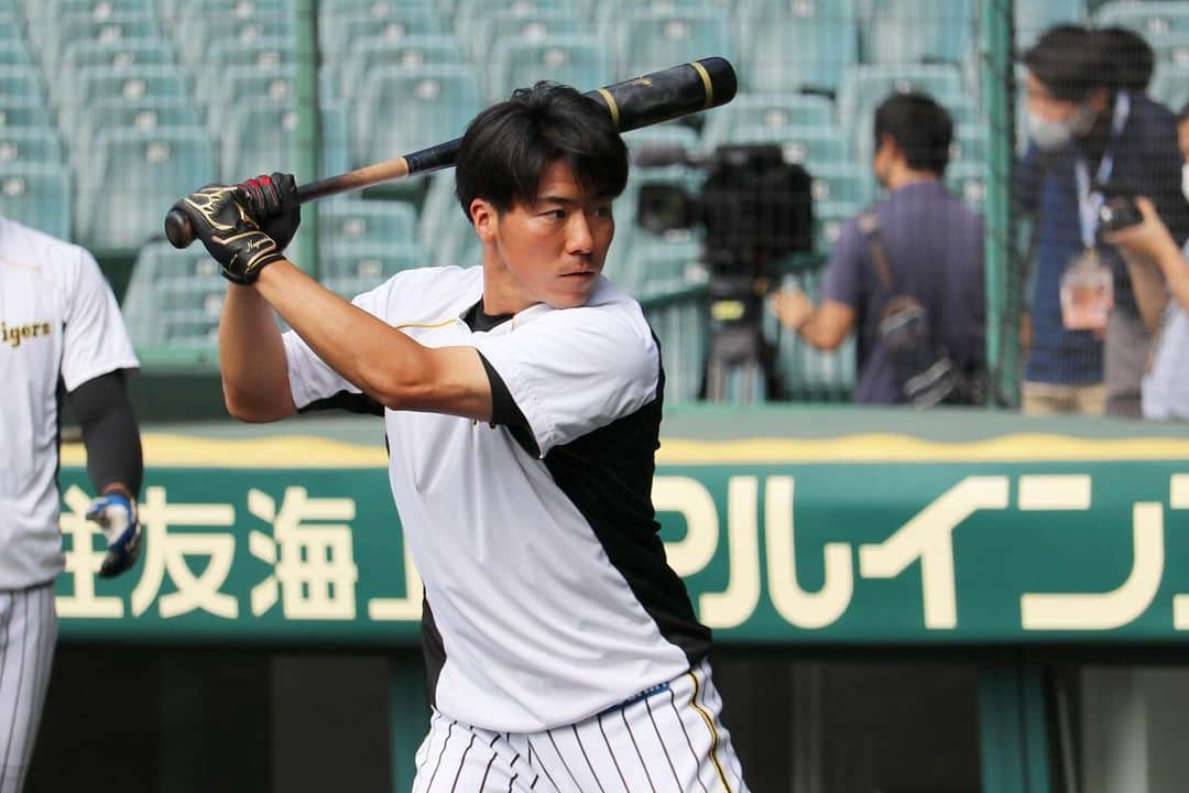 阪神タイガースさんのインスタグラム写真 - (阪神タイガースInstagram)「今日もファームは、甲子園球場でウエスタン公式戦！ 試合前練習の様子です。 #小林慶祐 選手 #長坂拳弥 選手 #佐藤輝明 選手 #榮枝裕貴 選手 #江越大賀 選手 #髙山俊 選手 #ウエスタンリーグ #阪神タイガース #挑超頂」9月16日 14時06分 - hanshintigers_official