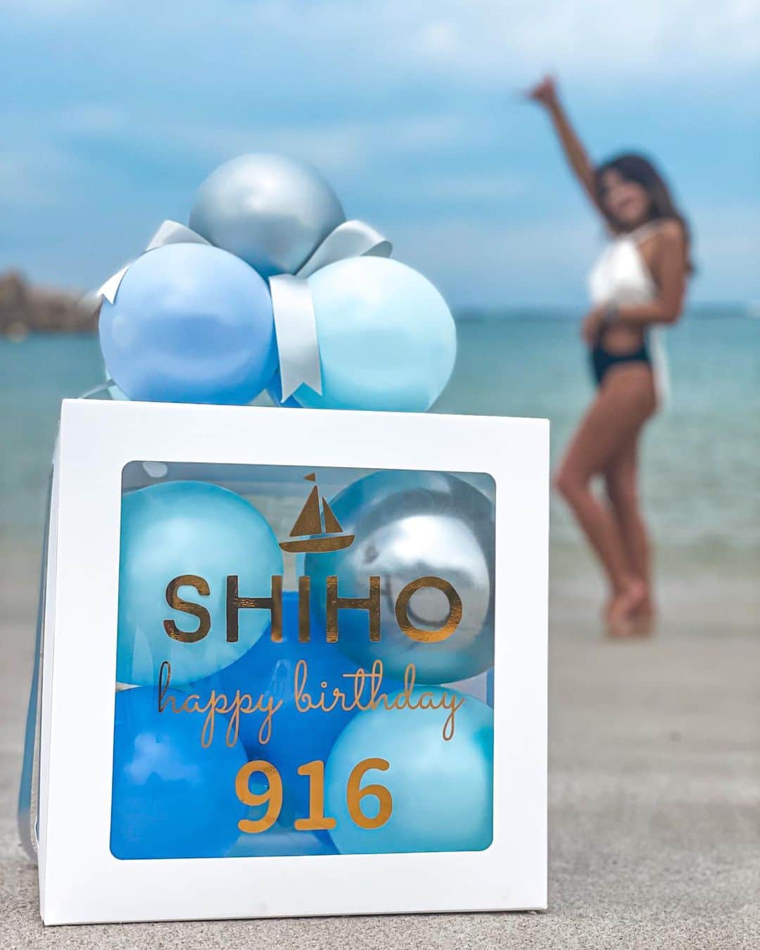 SHIHOのインスタグラム：「♡ 2021.09.16🌴my birthday🤍 revel upupup🤙🏾🤙🏾🤙🏾 ・ 誕生日前からいっぱい お祝いして頂き 今日もLINEとDM💌 嬉しいですっ🤍🤍🤍 ありがとうございます🙏🏾 ゆっくりお返事させて頂きます🤙🏾 今日は今からbirthday🎂 楽しみまぁーすっ🌈 良い1日になったらいいなぁ🤍 ・ ・ そしてそして、、、 @doubleknot_party  リトルレモネード様の プレゼント企画に当選🎁 びっくりしちゃいましたぁ✨ 250人に1人の確率👏🏾 素敵なお誕生日プレゼントを ありがとうございました🤍 海に持って行っちゃいました🌴 カラーは大好きなBLUE💙 是非是非大切な人へのプレゼントに 可愛いバルーンを、、、🎈✨ ・ ・ #白浜#バースデーガール#アリシアスタン#海#ラテ肌#海好きな人と繋がりたい#水着#ビキニ#沖縄#誕生日#レベルアップ#プレゼント#バルーン#リトルレモネード#swimwear #happybirthdaysea#beach#bikini#birthdaygirl#tanning#trip#travel#instagood#alexiastam#beachvibes#beachlover#beachlife#alexiastambeachtrip#balloon」