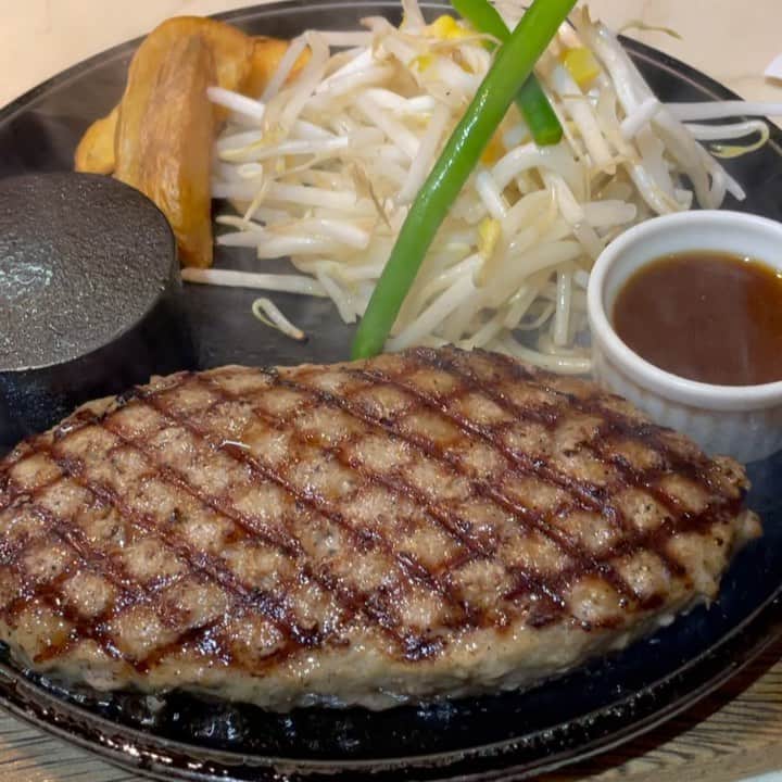 粕谷雄太のインスタグラム：「おやすみハンバーグ😊」