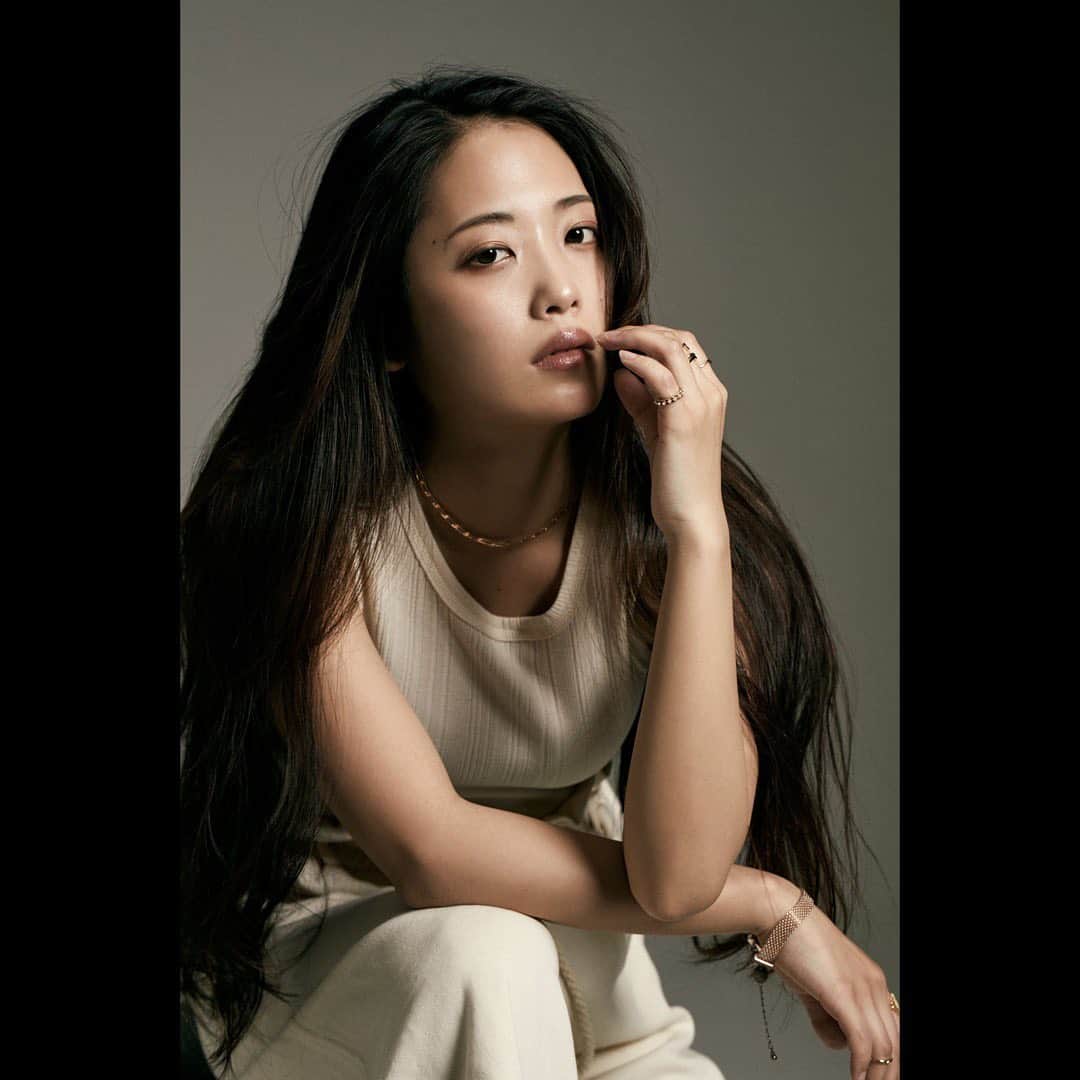 二宮芽生のインスタグラム：「sway💫photo by @pbyemi   #photoshoot #portraitphotography  #beige #gold」