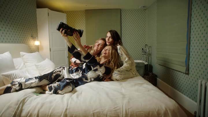 カーラ・デルヴィーニュのインスタグラム：「Prosecco is truly at the heart of our sisterhood. Or, near the heart. Maybe just under the boob.   @della_vite out now in the US.」