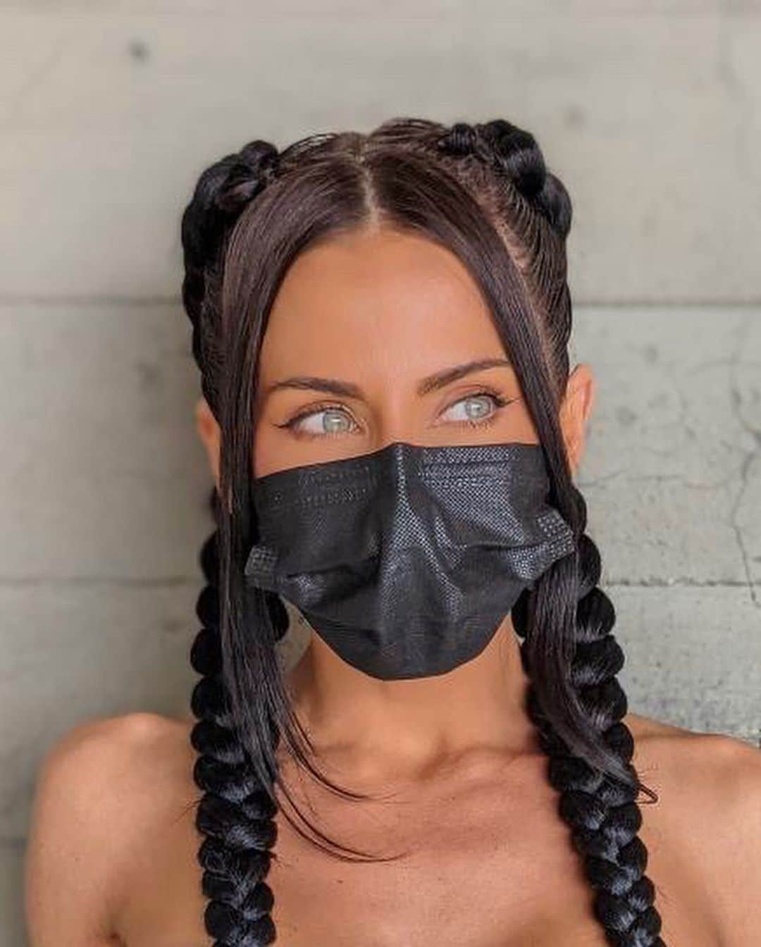 マディソン・アイビーさんのインスタグラム写真 - (マディソン・アイビーInstagram)「The mask & braids always make me feel like a Mortal Kombat character 🖤   @tashatripphair kills it every time!  . . .  #TombRaider #mortalkombat #game #gamer #gaming #ps5 #xbox #Hair #Style #Briads #rave #edc #420 #lifestyle #life #love #coachella #fit #fitness #fitnessmotivation #orange #tan #black #hot #gemini #happiness」9月17日 1時04分 - 420madisonivy