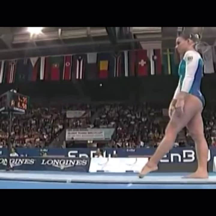 ジャジ・バルボサのインスタグラム：「#Tbt especial 💙💛💚  Mundial em Stuttgart 2007 #gymnastics #gymgirl #gymlove #chalkgirl #gymlife   @flaginastica  @timeflamengo  @cbginastica  @loteriascaixaoficial」