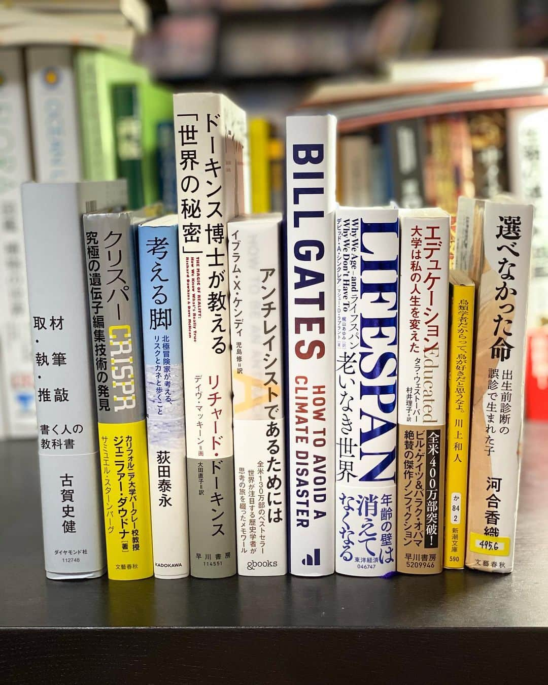 植田夢月のインスタグラム：「【おすすめ本ベスト10】 ケガでクライミングの時間が減ったこともあり、今年読んだ本が100冊に達しました。 ⁡ せっかくなので、その100冊の中で最もおすすめしたい本ベスト10を紹介します。 ⁡ とはいえ、一つ一つちゃんと紹介するとInstagramの文字数制限をオーバーしてしまうので、超簡素なコメントだけ付けました。 同じく読書好きな方のヒマつぶしにでもなれば嬉しいです！ ⁡ ⁡ 1.「アンチレイシストであるためには」イブラム・X・ケンディ（原題 "𝐻𝑜𝑤 𝑡𝑜 𝐵𝑒 𝑎𝑛 𝐴𝑛𝑡𝑖𝑟𝑎𝑐𝑖𝑠𝑡" 𝑏𝑦 𝐼𝑏𝑟𝑎𝑚 𝑋. 𝐾𝑒𝑛𝑑𝑖） 自分はレイシストじゃない、と思ってる人（私がそうだった）にこそ読んでほしい本。私の中で大いに価値転倒が起きた。レイシズムだけではなくジェンダー格差の問題等にも適用したい考え方。 ⁡ ⁡ 2. "𝐻𝑜𝑤 𝑡𝑜 𝐴𝑣𝑜𝑖𝑑 𝑎 𝐶𝑙𝑖𝑚𝑎𝑡𝑒 𝐷𝑖𝑠𝑎𝑠𝑡𝑒𝑟" 𝑏𝑦 𝐵𝑖𝑙𝑙 𝐺𝑎𝑡𝑒𝑠 （邦題「地球の未来のため僕が決断したこと」ビル・ゲイツ） こういう、俯瞰的でデータドリブンでかつ建設的な地球温暖化本を読みたかった。新しいテクノロジーに関する広範な知識は著者ならでは。最近邦訳も出ました。 ⁡ ⁡ 3.「LIFESPAN-老いなき世界」デビッド・A・シンクレア（原題 "𝐿𝑖𝑓𝑒𝑠𝑝𝑎𝑛: 𝑊ℎ𝑦 𝑊𝑒 𝐴𝑔𝑒-𝑎𝑛𝑑 𝑊ℎ𝑦 𝑊𝑒 𝐷𝑜𝑛'𝑡 𝐻𝑎𝑣𝑒 𝑇𝑜" 𝑏𝑦 𝐷𝑎𝑣𝑖𝑑 𝐴. 𝑆𝑖𝑛𝑐𝑙𝑎𝑖𝑟） なぜ生物は老化するのか？を、酵母を使った実験とシャノンの情報理論で解き明かしていく過程が、ふるえるほどおもしろかった。 ⁡ ⁡ 4.「ドーキンス博士が教える『世界の秘密』」リチャード・ドーキンス（原題 "𝑇ℎ𝑒 𝑀𝑎𝑔𝑖𝑐 𝑜𝑓 𝑅𝑒𝑎𝑙𝑖𝑡𝑦: 𝐻𝑜𝑤 𝑊𝑒 𝐾𝑛𝑜𝑤 𝑊ℎ𝑎𝑡'𝑠 𝑅𝑒𝑎𝑙𝑙𝑦 𝑇𝑟𝑢𝑒" 𝑏𝑦 𝑅𝑖𝑐ℎ𝑎𝑟𝑑 𝐷𝑎𝑤𝑘𝑖𝑛𝑠） 博士が中高生向けに科学を解説する本。教科書では無味乾燥な内容も、彼に語らせるとなんでこんなに分かりやすくておもしろいのか。カラフルなイラストも好き。 ⁡ ⁡ 5.「考える脚　北極冒険家が考える、リスクとカネと歩くこと」荻田泰永 冒険記としても思索の記録としても、とても読み応えがある。冒険のリスクや動機について思案をめぐらす著者に、クライマーならきっと共感する。 ⁡ ⁡ 6.「エデュケーション」タラ・ウェストーバー（原題 "𝐸𝑑𝑢𝑐𝑎𝑡𝑒𝑑" 𝑏𝑦 𝑇𝑎𝑟𝑎 𝑊𝑒𝑠𝑡𝑜𝑣𝑒𝑟） いわゆる毒親によって世間からほぼ隔絶されて育った著者が、知識を欲し、知識を得て変わっていく。語られる内容はひたすら衝撃的。 ⁡ ⁡ 7.「CRISPR　究極の遺伝子編集技術の発見」ジェニファー・ダウドナ、サミュエル・スターンバーグ（原題 "𝐴 𝐶𝑟𝑎𝑐𝑘 𝑖𝑛 𝐶𝑟𝑒𝑎𝑡𝑖𝑜𝑛" 𝑏𝑦 𝐽𝑒𝑛𝑛𝑖𝑓𝑒𝑟 𝐴. 𝐷𝑜𝑢𝑑𝑛𝑎, 𝑆𝑎𝑚𝑢𝑒𝑙 𝐻. 𝑆𝑡𝑒𝑟𝑛𝑏𝑒𝑟𝑔） たぶん、この技術の影響を受けずに人生を終えることはないだろな。それだけに、CRISPRが核兵器の轍を踏まないためにはどうすればいいのか？という問いは、非常に現実的で恐ろしい。 ⁡ ⁡ 8.「取材・執筆・推敲　書く人の教科書」古賀史健 ライター向けに書かれた本だけど、SNSレベルでも何かコンテンツを作っている人であれば、目ウロコする箇所がたくさんあるはず。 ⁡ ⁡ 9.「鳥類学者だからって、鳥が好きだと思うなよ」川上和人 ナイツの漫才くらいボケの多いエッセイ。笑わせる文章書けるのうらやましい。ぷっと吹き出しながら鳥類の生態を学べます。 ⁡ ⁡ 10.「選べなかった命 出生前診断の誤診で生まれた子」河合香織 知れば知るほど正解のない問題。でも母親たちは決断を下さなくてはならない。彼女らの葛藤を、偏りのない視点で明らかにした良ルポ。 ⁡ ⁡ ⁡ こんな感じで、最近は、自分の視点を薄く広く拡げていくのを楽しんでます。 ⁡ また100冊読んだら紹介するかもしれません。それではー。 ⁡ #book #bookshelf #booklover #booknerd #bookaddict #bookrecommendations #本好きな人と繋がりたい」