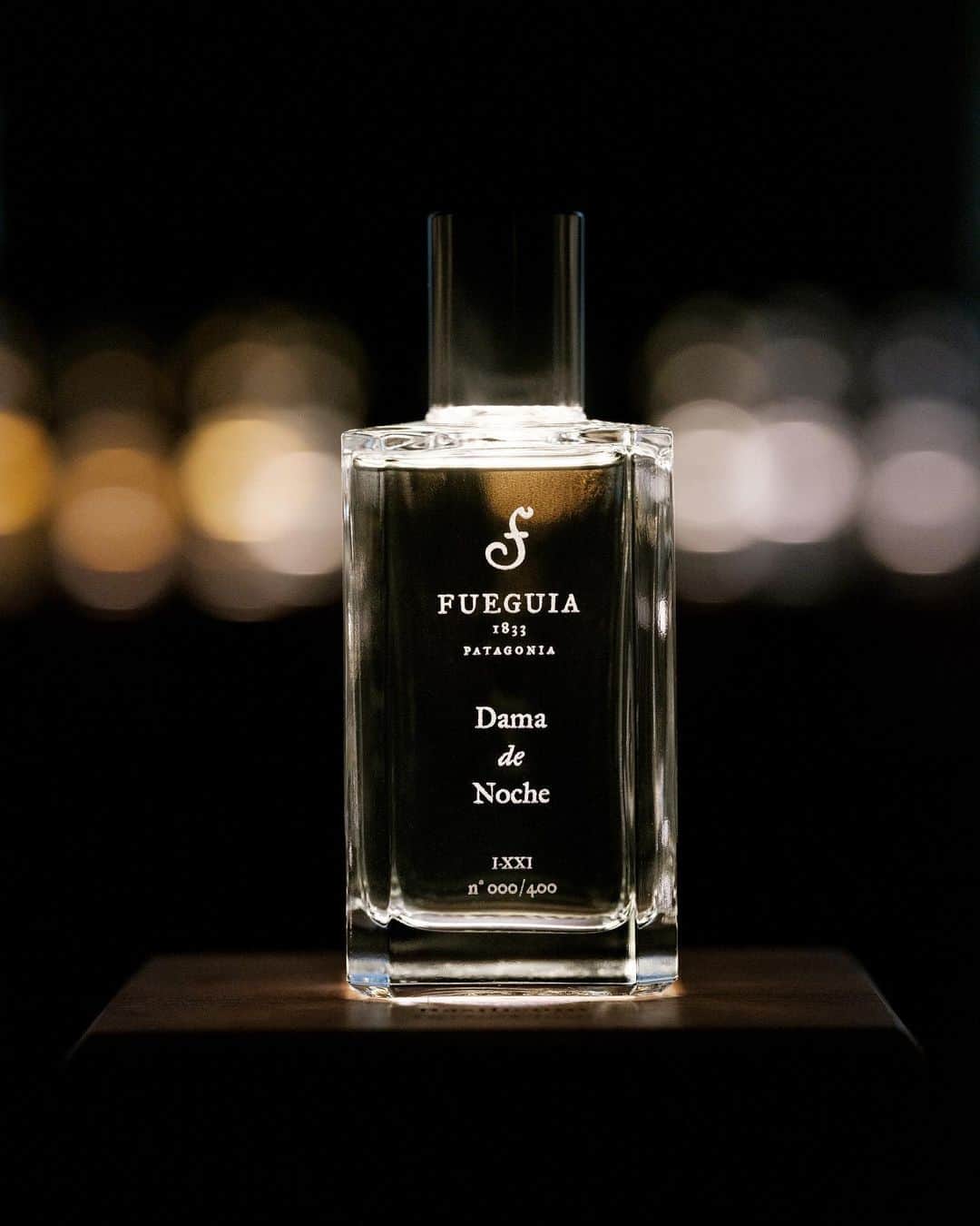 Fueguia 1833のインスタグラム：「Introducing a bespoke creation conceived by @julianbedel for the new Fueguia Gallery at Ginza Six, Tokyo: Dama de Noche.  The main note is derived from a night-blooming jasmine, called Dama de Noche, a beautiful flower that only blooms one night in its lifetime. A memory of Ginza nights.  Exclusively sold at @ginzasix_official from September 16.  ジュリアンベデル@Julian Bedelの仕立てによるクリエーションでDama de Nocheが銀座ギャラリーにて発売されます。 メインノートは夜のみに咲く月下美人の花は美しいジャスミンのように香ります。その花が咲くことが出来るのは生涯一度のみ。 銀座の夜の記憶。  #fueguia1833 #fueguia #julianbedel #ginzasix」