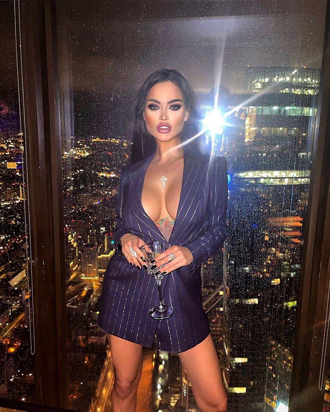 Nita Kuzminaのインスタグラム：「. Я так полагаю, Вам «заходят» больше «живые» (life) фото, нежели профессиональные ?.. А почему? 😈 _ Жакет @sodamoda.ru」