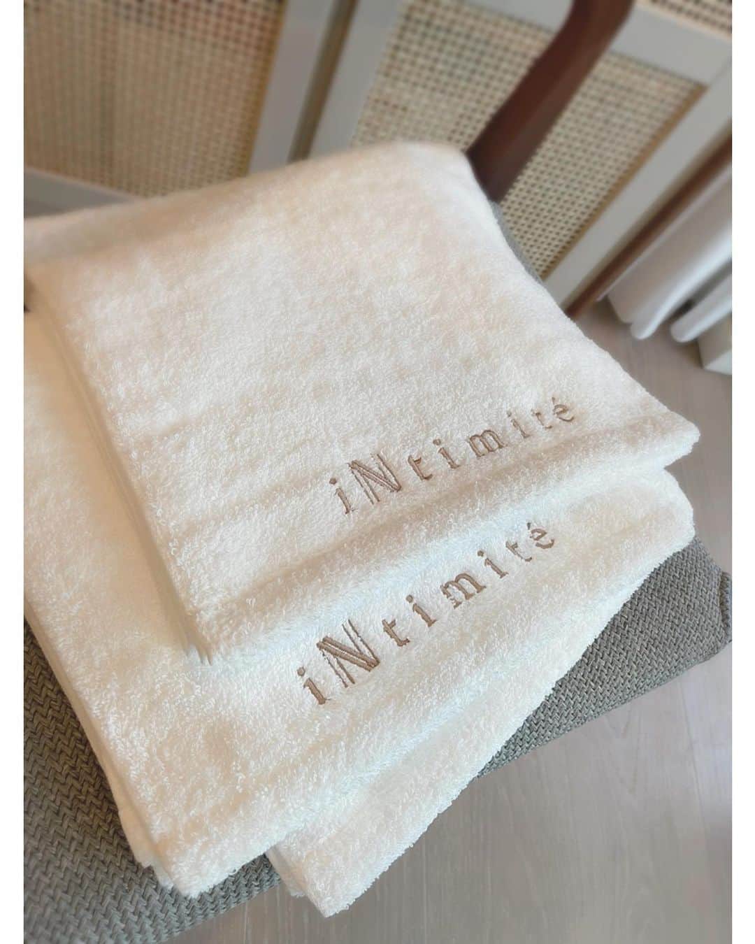 佐々木希さんのインスタグラム写真 - (佐々木希Instagram)「本日19時 iNtimiteからタオルを販売します☺︎ バスタオルって家で使うには少し大きいなぁと感じており、一回り小さくしながらも吸収率が良い物がどうしても欲しい！と思い作りました！ 一回り小さいバスタオルは、お洗濯も本当に楽で最高です！ 吸収率もあるので、大人1人、しっかり拭くことが出来ます。 そして、フワフワした肌触りが洗濯後も続き、嬉しくなります☺︎  私自身、半年以上実際に使いながら色々試し、出来上がったタオルなので、是非にです。  ハンドタオルも作ったので、後ほどアップさせていただきます！  #iNtimite」9月16日 17時58分 - nozomisasaki_official