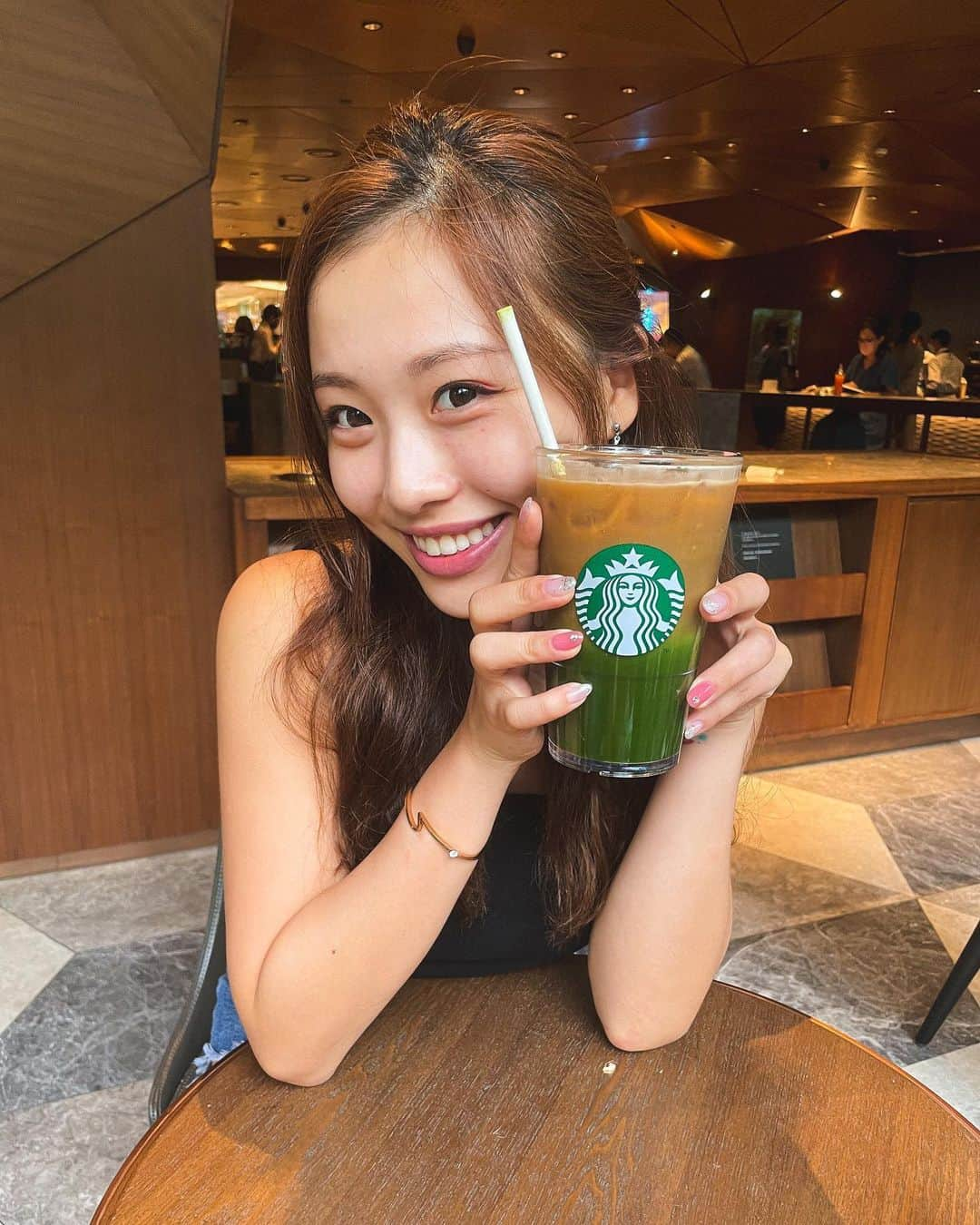 馬曉晴さんのインスタグラム写真 - (馬曉晴Instagram)「Every sip of coffee inspires positives changes☕ @starbuckshk enables you to enjoy a free upgrade to almond/oat milk from Sep 8-21! Each beverage enables you to enjoy a customized drink crafted to your favorite taste🌱 For a sweet tooth like me, I prefer my drinks with a soft taste and usually go for healthier options to watch my diet. Personalizing this Matcha & Espresso Fusion with almond milk and less sugar makes it a guilt free drink that perfectly adds a spice to my day! Now go personalize a drink customized just for you! 🥰   #StarbucksHK #StarbucksHongKong #StarbucksPersonalization」9月16日 18時03分 - maisyma1999