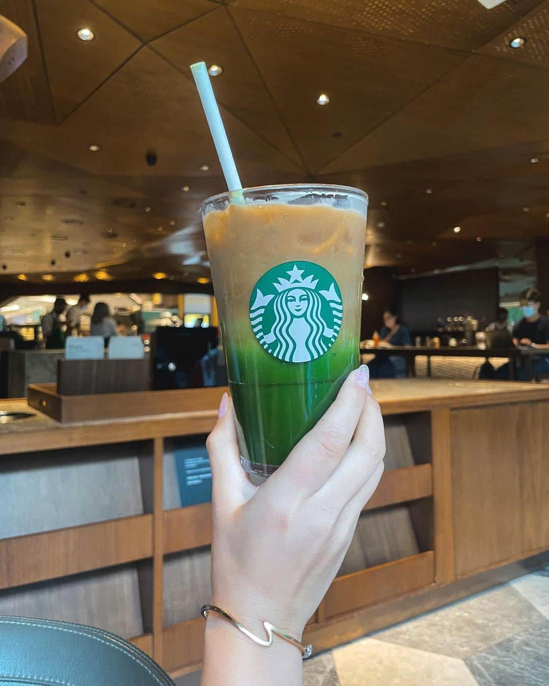 馬曉晴さんのインスタグラム写真 - (馬曉晴Instagram)「Every sip of coffee inspires positives changes☕ @starbuckshk enables you to enjoy a free upgrade to almond/oat milk from Sep 8-21! Each beverage enables you to enjoy a customized drink crafted to your favorite taste🌱 For a sweet tooth like me, I prefer my drinks with a soft taste and usually go for healthier options to watch my diet. Personalizing this Matcha & Espresso Fusion with almond milk and less sugar makes it a guilt free drink that perfectly adds a spice to my day! Now go personalize a drink customized just for you! 🥰   #StarbucksHK #StarbucksHongKong #StarbucksPersonalization」9月16日 18時03分 - maisyma1999