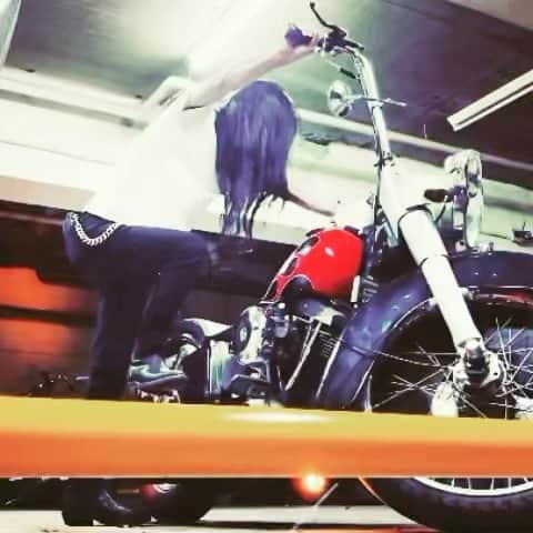 のインスタグラム：「毎日乗りてえ #ぎこちないキック #ウインカー付けっぱなし #おっさんガッツポーズ #楽しい」