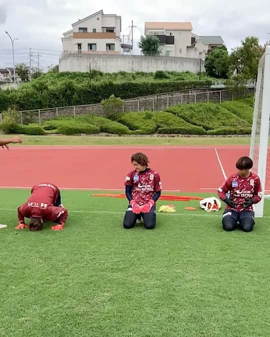 武仲麗依のインスタグラム：「GKトレーニングで 3人で三点倒立しました😂 みのりはできひんから補助付き🤣 倒立もやったけど30秒長すぎて 心折れました🙄笑  あ、お尻の大きさ気になるかもしれませんが 触れないでください🤣🤣🤣」