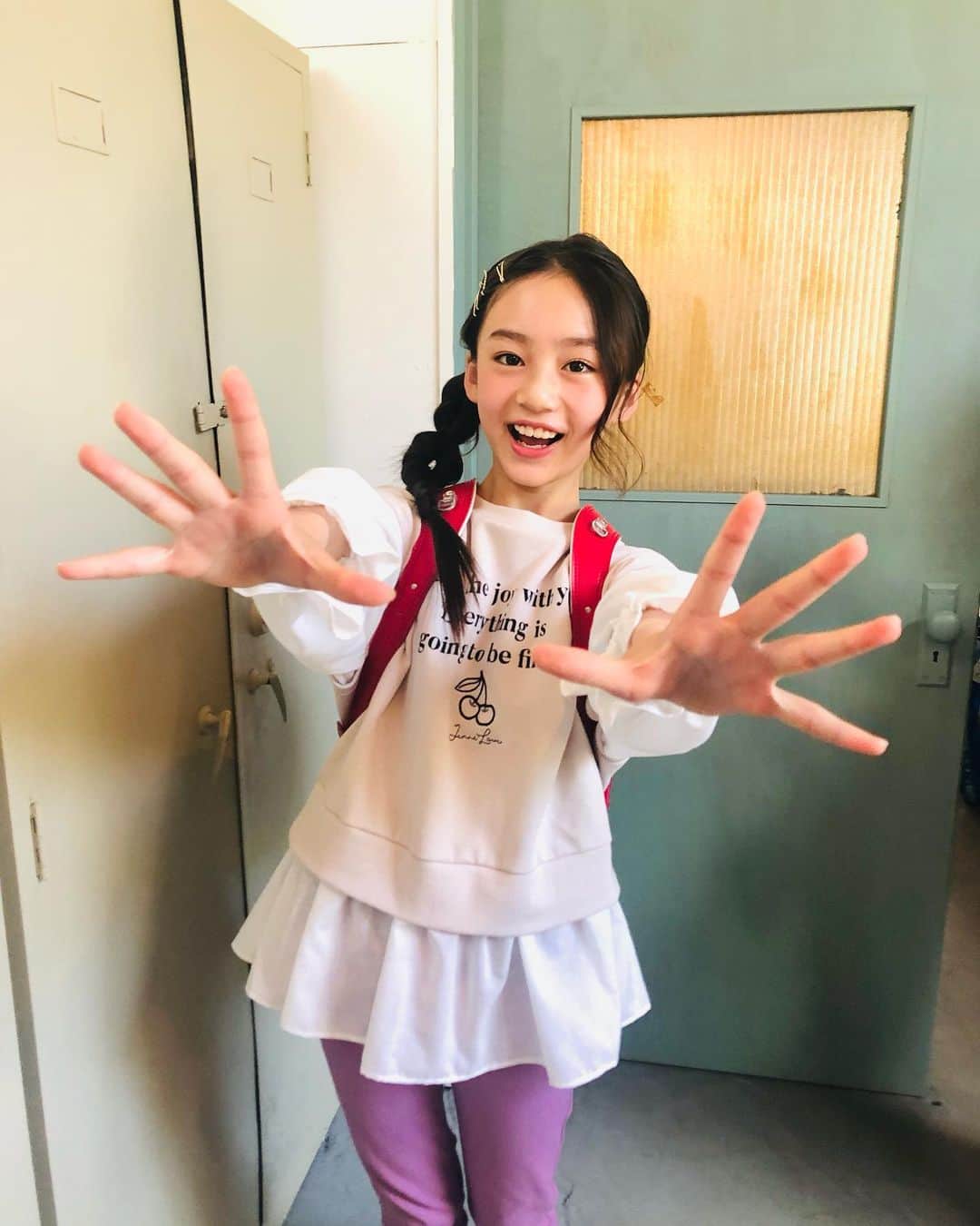ニコ☆プチのインスタグラム：「ぱぁー🤗‼︎笑 のポーズです💁🏻‍♀️⭐️  #飯尾夢奏」