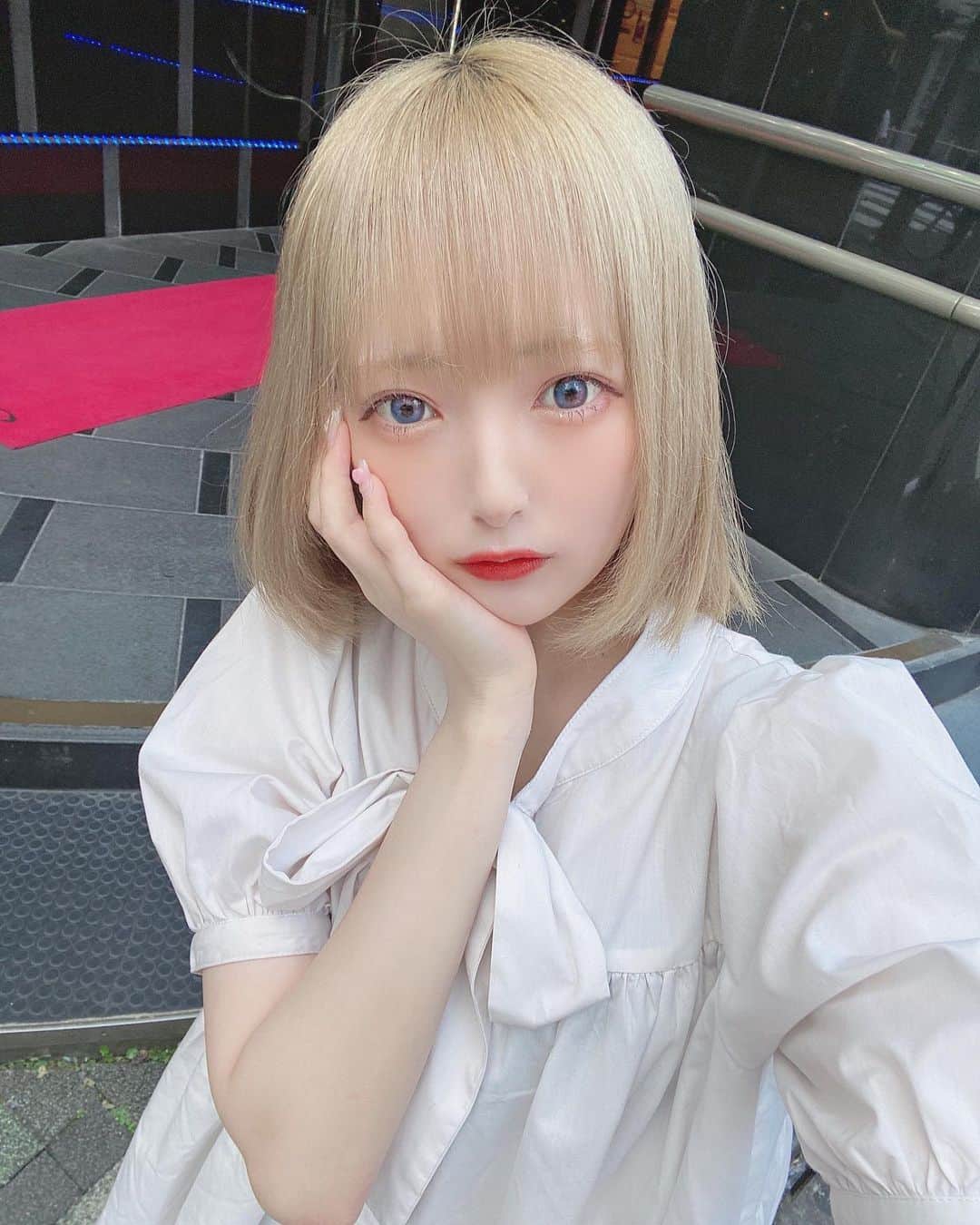 ねこあれのインスタグラム：「おんなのこだもん、ゆるしてね  お久しぶり^._.^♡  ･   #ヘアアレンジ  #カラコン  #インナーカラー  #派手髪女子  #量産型コーデ  #地雷女  #アーマーリング  #ピアス女子  #ゲーム女子  #派手髪  #派手髪女子  #ショートヘア  #地雷女  #アイドル  #メンヘラ  #地下アイドル  #ボブ  #ハイトーンボブ  #ピープス女子  #ストリート系女子  #自撮り女子 #ハイトーンカラー #金髪ショート #脚フェチ #白髪」