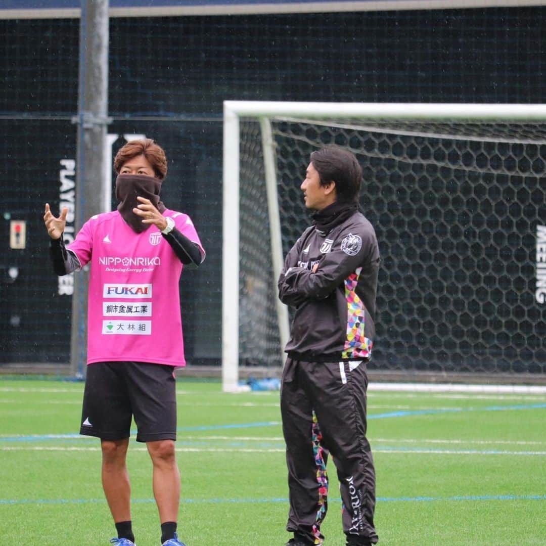 寺田紳一のインスタグラム：「栃木シティの練習を見学させてもらいました(^^)  横浜FC時代に一緒にプレーしたケイジさんやシュナさんがコーチをやっていて凄く勉強になったし刺激を受けました‼︎  監督も横浜FC時代のコーチやった中村さんがやっていて、いろんな話を聞けてよかったです(^^)  その他にも横浜FCの監督やった岸野さん、トレーナーの小泉さん、ホペイロの畠くん、ガンバジュニアユースの時のキーパーコーチの慶越さん‼︎ 知り合いいすぎやろ‼︎ってぐらいいて楽しい時間を過ごせました(^^)  今後、指導者を目指していくなかで自分自身が大事だと思っていることをしっかりと伝えていけたらいいなと思えた時間でした(^^)  どんな時も楽しんだもん勝ち‼︎  #栃木シティ  #横浜fc  #高地系治  #シュナイダー潤之介  #サッカー #指導者  #日々勉強  #刺激  #どんな時も楽しんだもん勝ち」