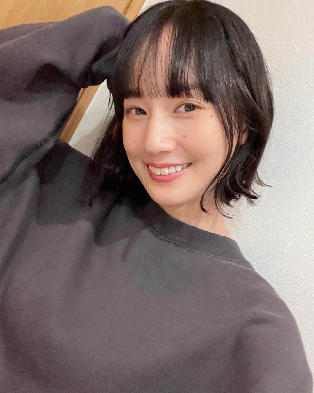高嶋香帆のインスタグラム：「皆んなに髪型を褒められて嬉しい高嶋さんは今日いっぱい更新するのさ！ (明日同じセットが出来る保証は無いからねぇ！！！)  #黒髪ショート #黒髪パッツン #黒髪ボブ」