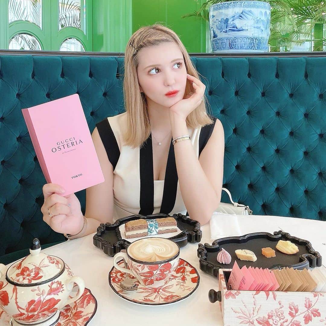 紗蘭のインスタグラム：「Gucci Osteria🍽💕✨ 本場イタリアフィレンツェ、USカリフォルニアに続いて３店舗目が、銀座のGUCCIビル内にオープンして招待してもらいました😍 ランチコースを頂いたよ😋 最後のティータイムが可愛かったのでパシャリ📸💕🫖 お洋服もバッグもGUCCIにしたよ🔥 #gucci #gucciosteria #gucciosteriadamassimobottura」
