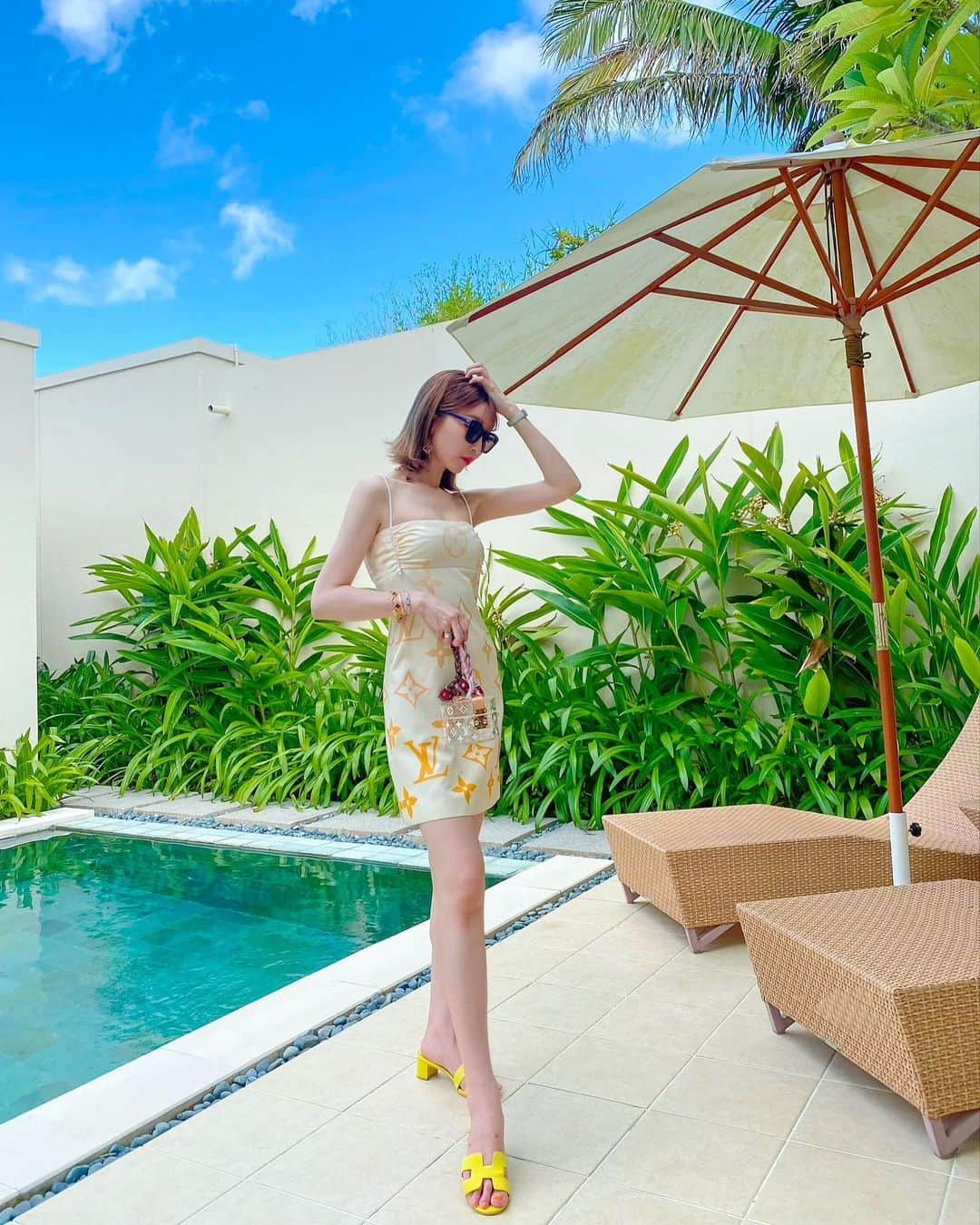 JUNKO（飯田順子）のインスタグラム：「memories🌈👗 ・ okinawa ・ ・ @theuzaterrace   #theuzaterracebeachclubvillas」