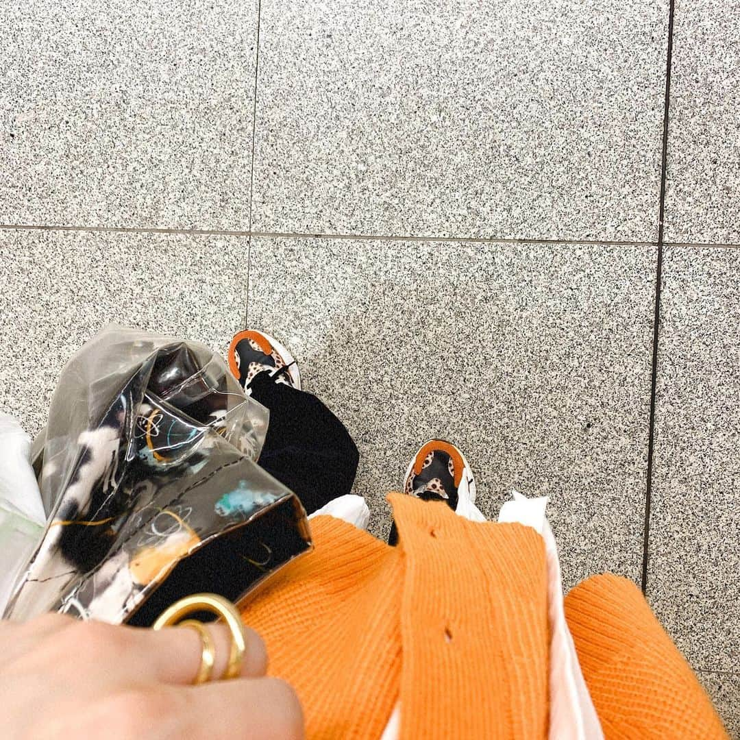 澤辺美香さんのインスタグラム写真 - (澤辺美香Instagram)「オレンジ🍊ニット🧡  やっとお仕事が終わりほっと一息。  今日も皆様お疲れ様でした。  今までの自分にはないカラーニットを着ると気分が上がります🧡  さあ、帰ろうっと♡ #ニット#asamifujikawa #リング #commedesgarcons#カラーニット #カラーニットコーデ#ハイテクスニーカー」9月16日 19時10分 - mikasawabe