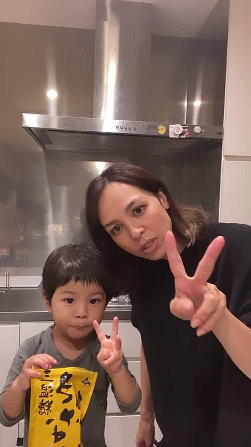 鈴木サチのインスタグラム：「あっくんは我が家の定番きなこねじり食べてますww」