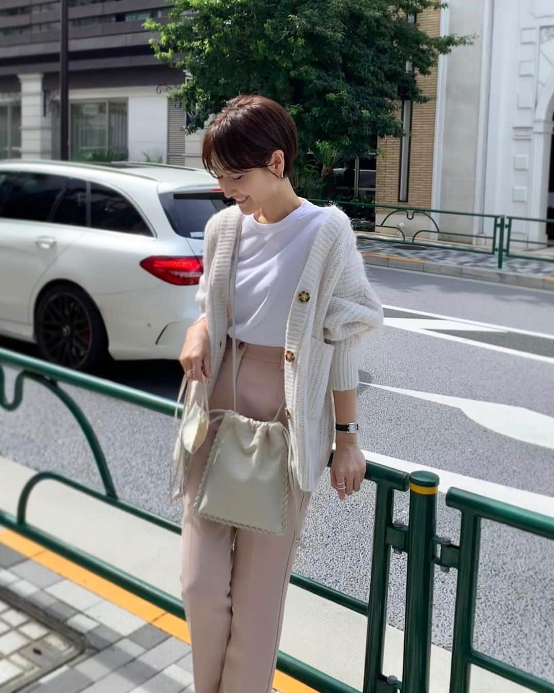 金子麻貴さんのインスタグラム写真 - (金子麻貴Instagram)「久しぶりに @zara でズキュンときたざっくりカーデ🤍  アイスグレーのようなグレイッシュホワイトのような絶妙カラーにくすみピンクを合わせて柔らかトーン🤍  たまたま塗り直したネイルもくすみピンクだったからなんかそんな気分だったみたい💕  リングは @midouble_official  イヤカフにもなるし立体感が可愛い！！  #fashion#zara#vasic#fendi#regleam#estnation#ニュアンスカラーコーデ#カーディガン#ザラ#ザラコーデ#シンプルコーデ#ママコーデ#秋コーデ#ショートヘア#リング#イヤカフ#アクセサリー」9月16日 19時37分 - mtmmaki