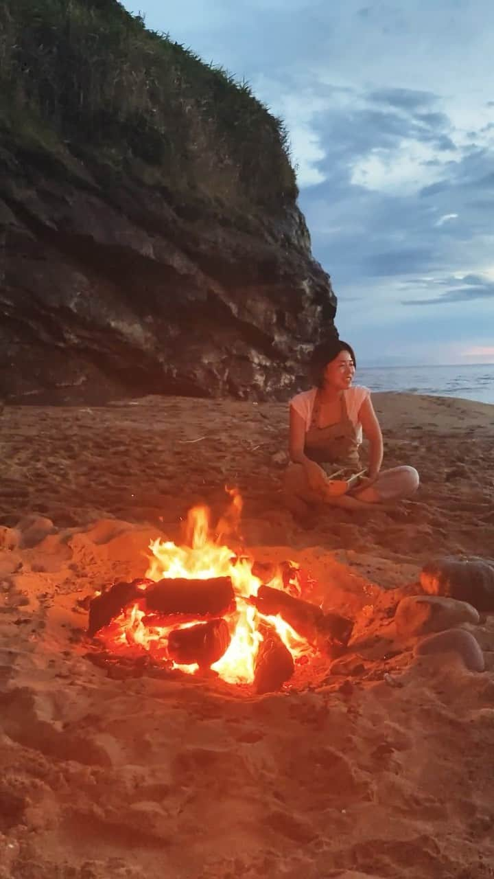 赤坂沙世のインスタグラム：「In 黒崎海岸。石川県 信じてるものが違くてもいいじゃない♨︎一緒に火を囲んでご飯食べよう🌿✨ そんな事をしていきたいな🌞」