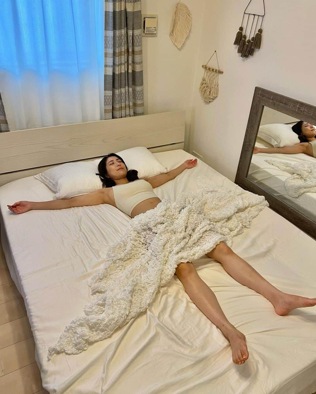 MelonHarunaさんのインスタグラム写真 - (MelonHarunaInstagram)「我が家のベッドです🛌☁️🌿 お声掛け頂いて夢のトゥルースリーパーデビュー🎉(マットレス) 10日近く経ちますが、どんな体勢で寝ても 体圧が分散されるので朝まで快適に眠れるようになりました‼︎  少しお値段するので、ずっと買うか悩んでたんですけど睡眠の質も変わって1日のスタートがこんなにスッキリするなんて…感動しました🥺💓  雲の上で寝ているかのようなこちらのマットレスのお得なキャンペーン✨↓  今回は ♯トゥルースリーパーシリーズメーカー出荷累計数800万枚突破記念 として2021年9月21日17時まで使用できる特別なクーポンを用意していただきました。このクーポンを使うとオリジナルセットが最大23,000円引き！  【シングル 19,690円引き】　mel1 【セミダブル 20,770円引き】　mel2 【ダブル 22,090円引き】　mel3 【クイーン 23,290円引き】　mel4  ぜひチェックしてみてくださいね。 ※同様のキャンペーンを行う可能性があります ※サイズ毎にクーポンコードが異なるのでご注意ください。  ▼専用販売先URLはこちらです💗 https://bit.ly/2X79Iru ストーリーとハイライトにURL貼りつけておきますのでこの機会に是非👏 ・ ・ #トゥルースリーパー#マットレス#寝具#dolepashop」9月16日 20時04分 - melon_867