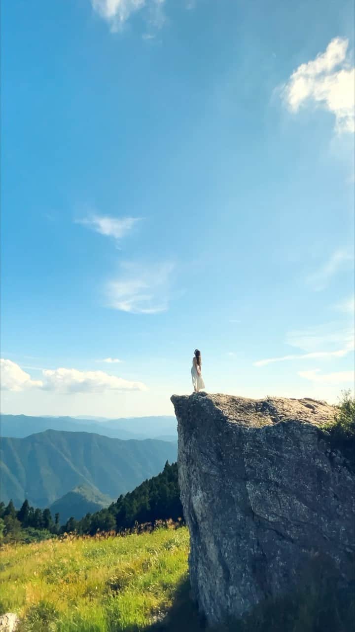ぞのさんっのインスタグラム：「外の世界へ連れてって♫ って感じでヘッドフォンで外の世界にいけるといいですね☺️ ・ Take me to the outside world ♫ I wish I could go to the outside world with headphones like that ☺ ・ 👤 @se17_color  📸 @zono.sann @nishijun.1 @hikaruguangth  📍 生石高原 たくさんストーリーでのコメントありがとうございました☺️ ・ ◾︎お知らせ①◾︎ お陰様で動画に関する本を出版しました♫ 誰でも簡単に撮れる方法や実際の撮影方法やアイディアの作り方などまとめてますので是非プロフィールのURLからチェックしてみて下さい☺️ ・ ◾︎お知らせ②◾︎ 今僕の動画作り方を学べる講義動画を撮影中です。その中で知りたい事などあればどしどしコメント頂ければ嬉しいです☺️ かなりハイクオリティで作り込んでいるので楽しみにしてて下さい♫ ◾︎Announcement ◾︎ I'm currently filming a lecture video where you can learn how to make your own videos. If you have any questions about this, please feel free to comment ☺️. I'm not sure if this is a good idea or not, but it's a good idea. I will be adding English subtitles👍 ・ #videotips #filmmakers #creative #creativevideo  ・ #動画 #動画編集 #動画制作 #動画撮影 #映像 #カメラワーク #gotoトラベル #生石高原」