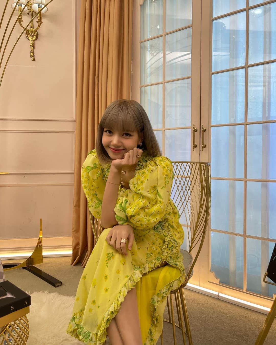 リサさんのインスタグラム写真 - (リサInstagram)「LISA on Weverse:   " 💛Have you listened to Lalisa and Money today?  I want to see our BLINK soon "  . . . #LISA #LALISA #리사 #블랙핑크 #BLACKPINK #LALISAMANOBAN #LALISAMANOBAL #blackpinklisa #lisablackpink」9月16日 20時51分 - lisa.blackpink