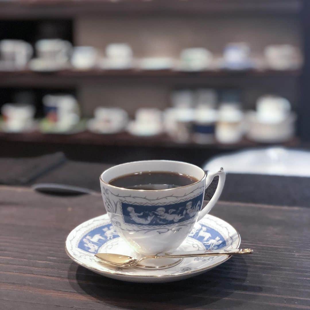 白釈迦遺さんのインスタグラム写真 - (白釈迦遺Instagram)「. 3年ぶりくらい☕️ お客さんの雰囲気に合わせて カップを選んでくれる素敵な喫茶店です。」9月16日 20時57分 - shaka_yui