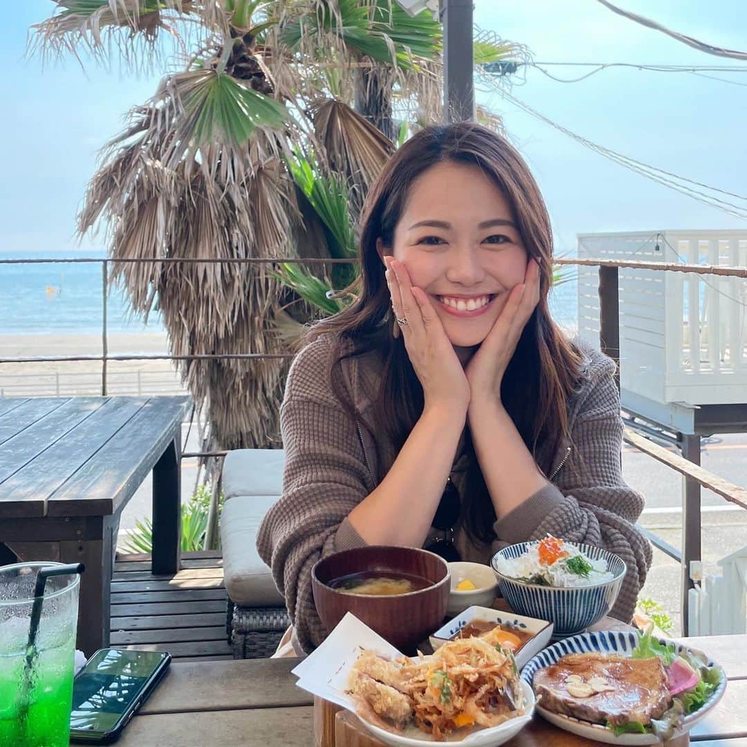 浦郷絵梨佳のインスタグラム：「江ノ島へ行ったときに寄ったカフェ  @kicorisyokudou  全部のせ切り株定食が美味しすぎた🤤💓  #きこり食堂 #江ノ島カフェ  #写真 #撮る時の #顔の険しさ  #可愛く #ありたいです」