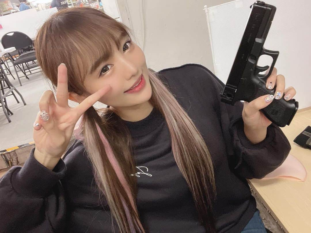 涼美ほのか（君色花音）のインスタグラム：「いつかの🔫💞  この時の体重に戻したい🦄  #自撮り#ぴえん#トー横#いそう #髪型#メッシュ#エクステ#メイク #ダイエット#エアガン#サバゲー女子 #APEX」