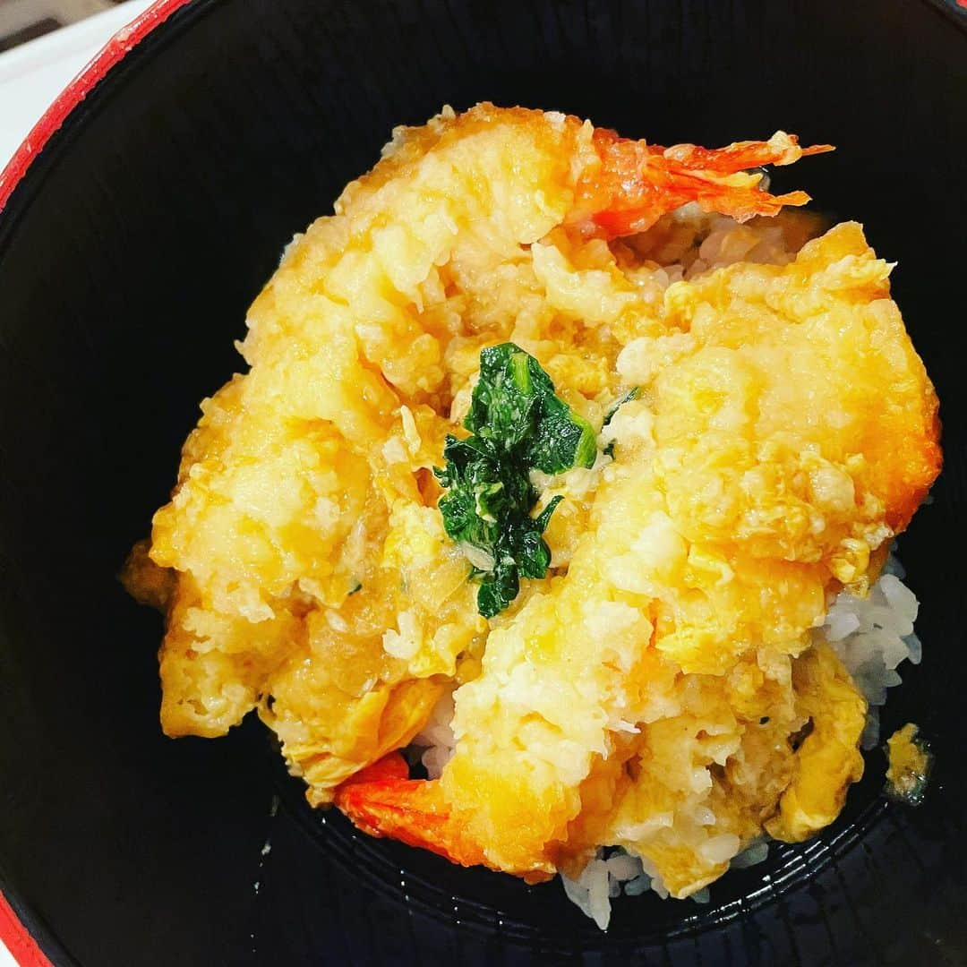 馬淵優佳さんのインスタグラム写真 - (馬淵優佳Instagram)「今日の夜ご飯は天丼作りました〜❣️ と言っても、お湯を注ぐだけ…🤫 ほんまにお湯入れるだけで天丼できるんかいな！って思ったけど、めっちゃ美味しくてびっくり🤷‍♀️ これは海外に長期滞在で日本食恋しくなった時にピッタリ！ フリーズドライも進化したなぁ✨ #アマノフーズ #エビ天丼 #フリーズドライ」9月16日 21時13分 - mabu0205