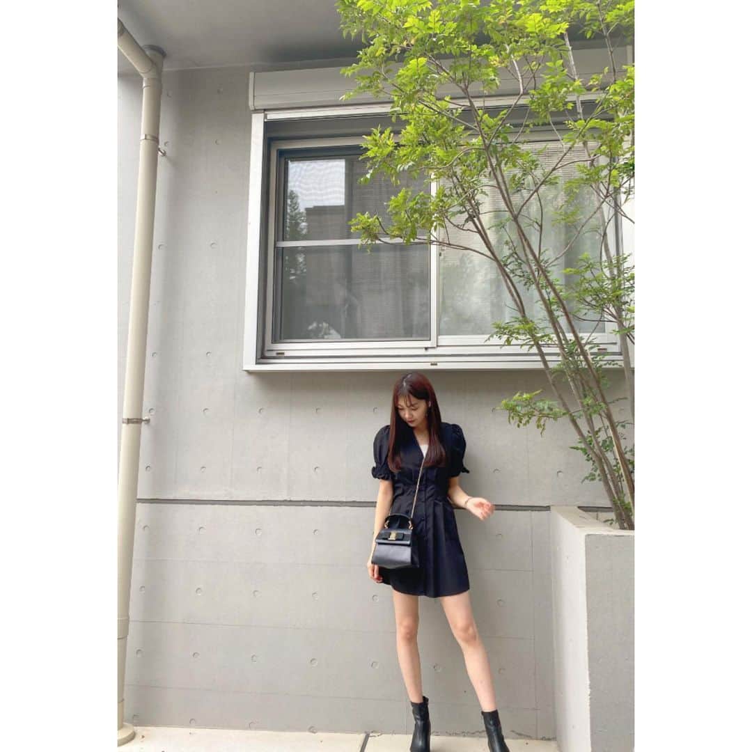 吉澤遥奈のインスタグラム：「☺︎☺︎☺︎ このブーツすごく歩きやすくてスタイルもよく見えるのでお気に入りです❤️👢 ・ ・ ・ #glam#model#fashion#straight #黒髪ロング#内衣#model 健康美#ワンピース#ブーツ」