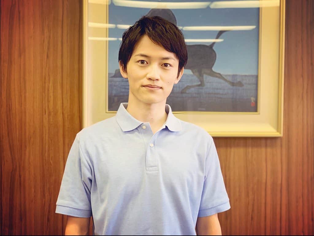 佐伯恵太のインスタグラム：「【出演発表】 NHK土曜ドラマ『風の向こうへ駆け抜けろ』に「同期の騎手役」で出演いたします。また、こちらの現場にスタッフとしても参加いたします。放送予定日は12月18日(土) と25日(土)です。全ての立場、全ての力で作品に尽くします。最高に美しく、そして熱い物語。皆様ご期待ください！  写真は現場でスタッフさんに撮影していただいた衣装写真です。許可を得て掲載しております。  #風の向こうへ駆け抜けろ」
