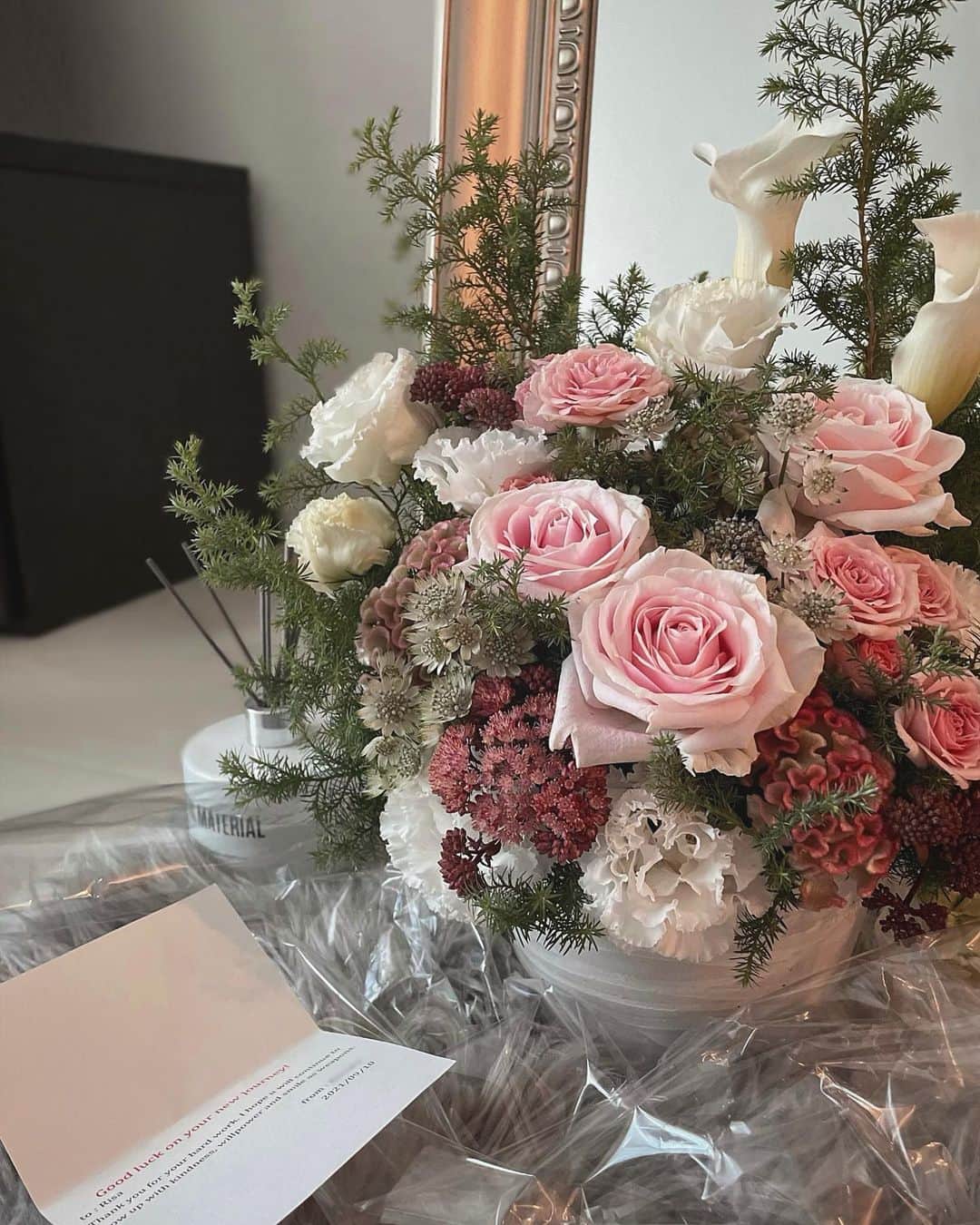 宮内理沙のインスタグラム：「🤍 . . 友人から素敵なお花とメッセージをいただきました💐 大好きなバラも入ってる‥😍🌹 沢山話を聞いてくれて沢山励ましてくれて沢山良い刺激をくれる大切な友人の1人です！いつもありがとう😊 Thanks a million for ur kindness as always. wanna challenge myself and grow like u🙏✨  そして8月まで所属していた事務所に届いていたお手紙なども受けとりました🙇‍♀️🤍 最近知ってくれた方や事務所入りたての時や学生の時から応援してくれている方もいて皆さんの心のこもったメッセージにとても元気を貰いました！いつもありがとうございます🥰」