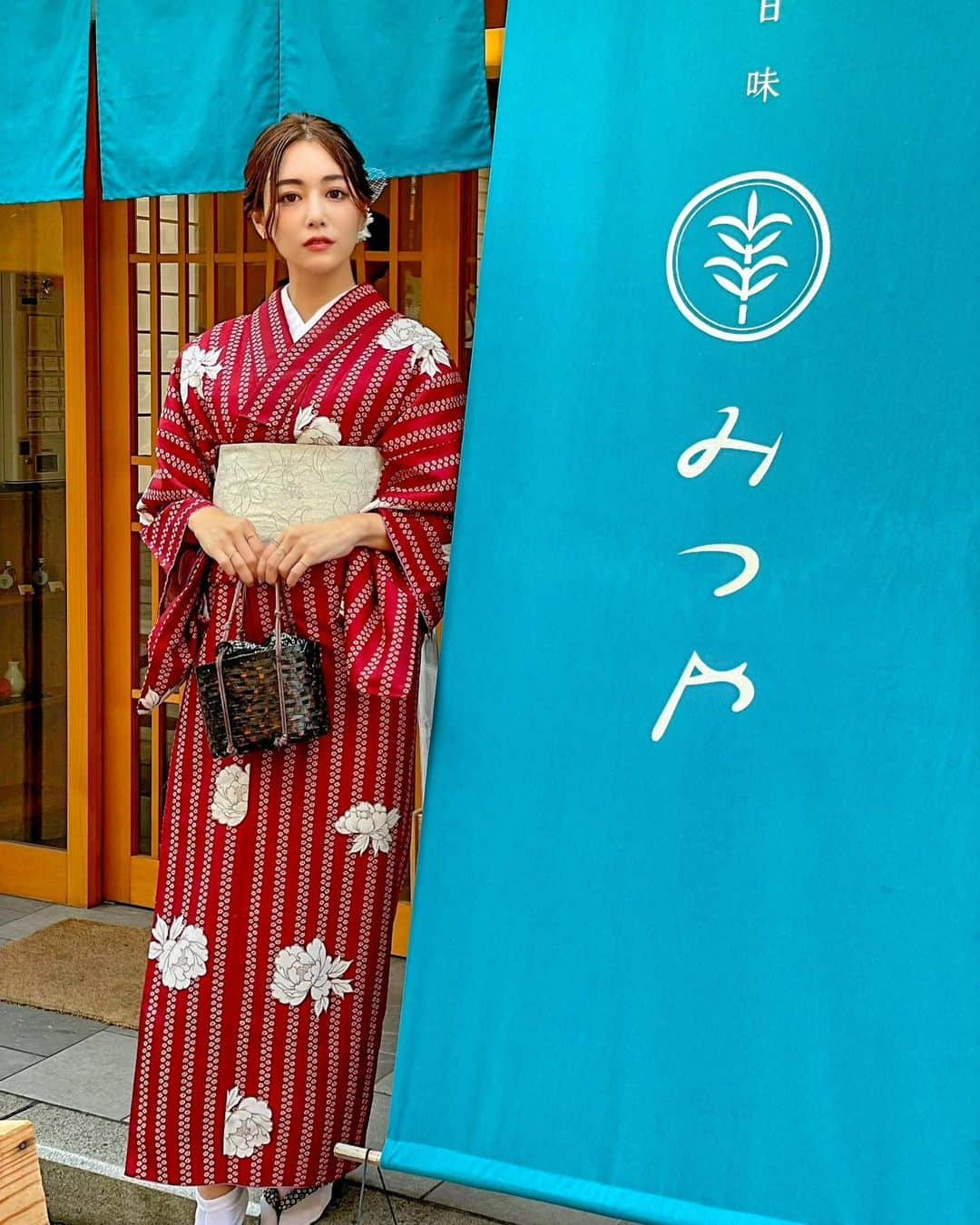 石井里奈さんのインスタグラム写真 - (石井里奈Instagram)「こんばんは💕 . 今夜は里奈ログ❤@浅草編✨ ずーっと行ってみたかった大人気店、甘味みつやへ✨ 整理券が配られるほど行列が耐えないこのお店！ずっと気になってたので行けて本当に嬉しかった〜💕 . お目当てはこれ❣️みつ白玉！ 頼んでから作ってくれる出来たてのふわふわむちむちの白玉💕 黒蜜きなことみたらしを選んで頂きました〜❤もちもち大好きなのでほんとに幸せ☺️☺️💕 また絶対リピートしたいお店になりました🧡 . ネイルが着物と合ってたから思わず📸 @risa.ujunail ちゃんは予言者のように私の撮影にあうネイルデザインしてくれる(笑)💅 . 今日は仕事を終えてマッサージ行って癒されてたら投稿遅くなっちゃった🤣 今日もお疲れ様でした💕 . #浅草 #浅草食べ歩き #浅草グルメ #浅草着物レンタル #着物 #kimono #着物女子 #japanesegirl #japan #visitjapanjp #visitjapan #asakusa #japaneseculture #japantravel #着物ヘア #着物レンタル #鬼滅の刃 #日本文化 #日本 #インスタ映えスポット #東京観光 #東京 #visittokyo #tokyo #白玉 #おだんご #りなまるグルメ #みたらし団子 #甘味 #japanesefood」9月16日 21時42分 - ri7tin1025