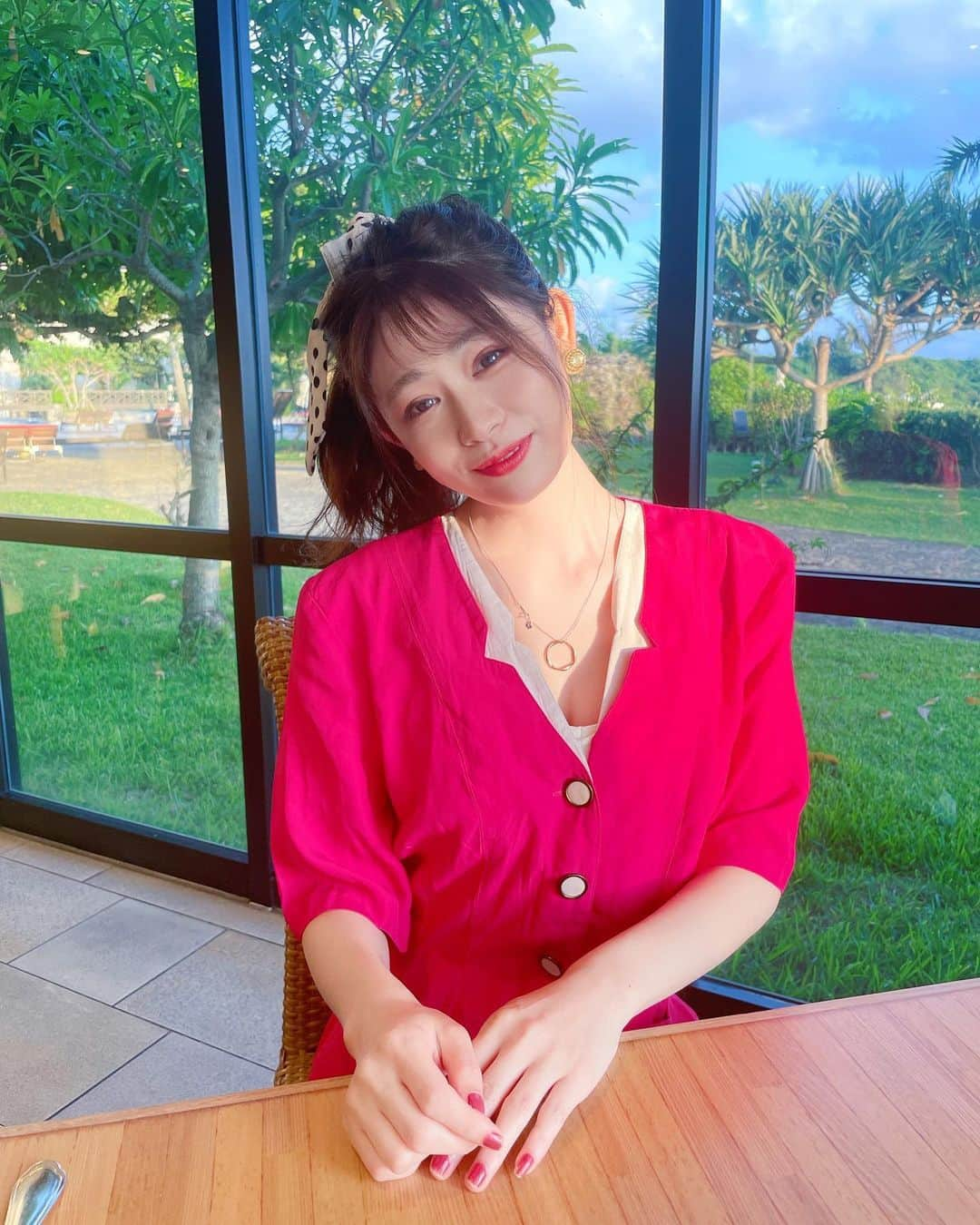 高橋里彩子さんのインスタグラム写真 - (高橋里彩子Instagram)「最近 「できる女」を目指してる🥰💓  なんもできないってより できる方がかっこよくない？  私、もっと知名度上げたり、 たくさんの人に たかりさって存在が広まっていって、 より多くの人に心動かせる人間でいたいなぁって🥰  今インフルエンサーって言葉あるけど  困ってるお店さんとかいたら 助けてあげたい！ 私という存在で助けられるなら助けたい！ けど、 フォロワーさんを残念な思いにはしたくないから 本当にいいと思ったものを発信していきたい。  それが、みんなWin-Winになれば幸せ。  私の言葉で元気出たとか、心動かされたとか そう思ってもらえるように頑張りたいなって  私の力で助けられる人増やしていきたいなって思ってるんだ💘  もっともっとたくさんの人に感謝されることをしていきたいなって思ってるの😋♥️  だから笑顔は忘れずに🥰  #古着 #古着コーデ #古着女子 #モテる女 #古着ファッション #アメカジ #80年代 #80s #80sfashion #スカーフアレンジ #スカーフコーデ #スカーフ巻き方 #ポニーテール #ポニーテールアレンジ #ショッキングピンク #横顔 #旅行  #沖縄ホテル #海コーデ #リゾートホテル #沖縄ホテル #沖縄カフェ #ホテル日航アリビラ #アリビラ #ホテル日航 #リゾート #沖縄 #読谷 #ニライビーチ #沖縄リゾートホテル #リゾートコーデ」9月16日 21時59分 - konkonwanwan