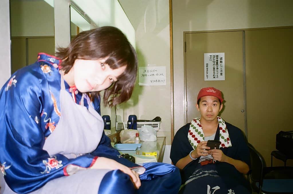 岸井ゆきののインスタグラム：「TBSドラマ📺 #家族募集します 📺🌈 あした夜10時から第八話放送です！ 今回もまた、何か起こりそう、というか起こります。気になったら予告も観てくださいね😉 でも、今までもさんざん頭抱えてきたもんね。一人じゃないと思えた人はきっとつよいと思います！台本よんでいても自然と応援してしまう愛おしい登場人物たち。ぜひみてくださいね。 #家族募集します」